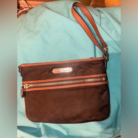 Michael Kors wristlet - Picture 1 of 4